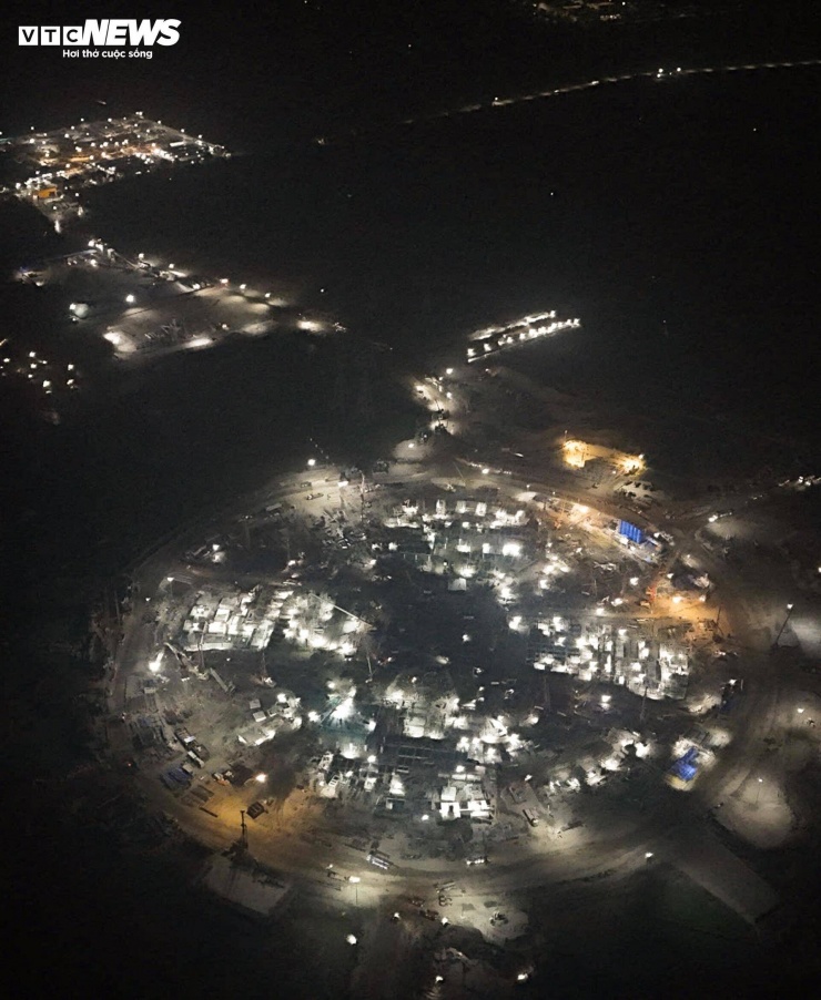 Đại công trường rực sáng xuyên đêm, tăng tốc xây sân vận động lớn nhất thế giới - 13