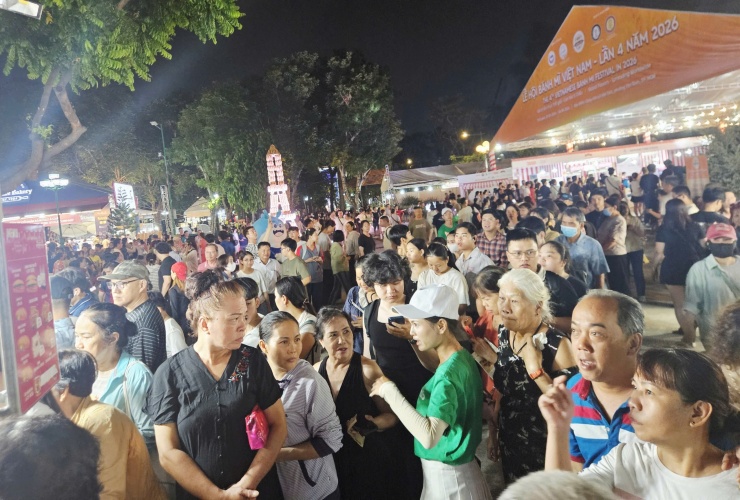 Càng về tối, khách tới lễ hội càng đông