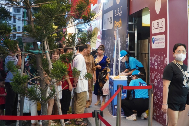 Hình ảnh ùn ùn đi thưởng thức bánh mì tại lễ hội ở trung tâm TPHCM tối 23-4 - 2