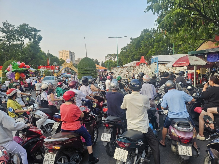 Hình ảnh ùn ùn đi thưởng thức bánh mì tại lễ hội ở trung tâm TPHCM tối 23-4 - 4