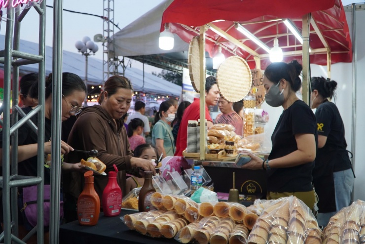 Hình ảnh ùn ùn đi thưởng thức bánh mì tại lễ hội ở trung tâm TPHCM tối 23-4 - 3