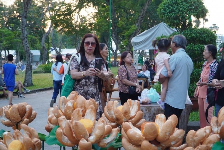 Hình ảnh ùn ùn đi thưởng thức bánh mì tại lễ hội ở trung tâm TPHCM tối 23-4 - 6