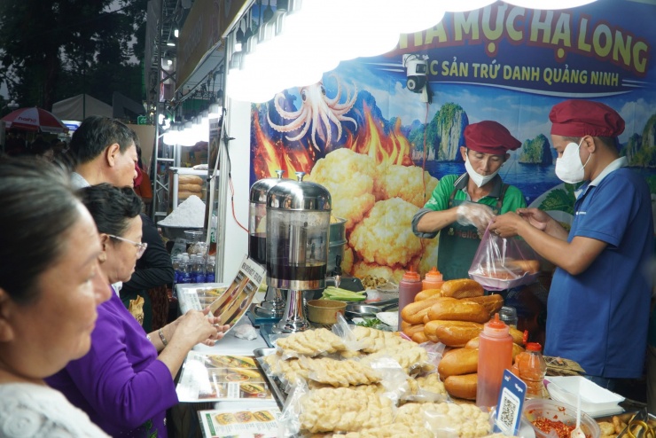 Hình ảnh ùn ùn đi thưởng thức bánh mì tại lễ hội ở trung tâm TPHCM tối 23-4 - 7