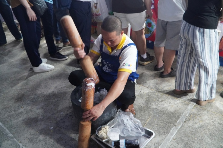 Hình ảnh ùn ùn đi thưởng thức bánh mì tại lễ hội ở trung tâm TPHCM tối 23-4 - 8