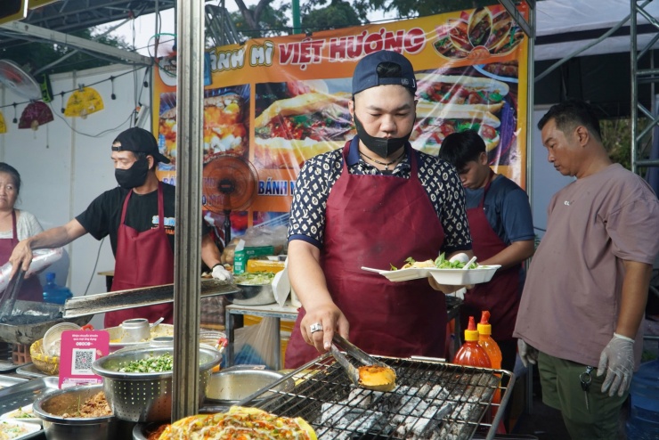 Hình ảnh ùn ùn đi thưởng thức bánh mì tại lễ hội ở trung tâm TPHCM tối 23-4 - 10