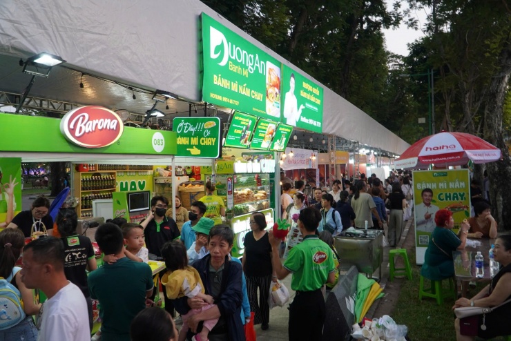 Hình ảnh ùn ùn đi thưởng thức bánh mì tại lễ hội ở trung tâm TPHCM tối 23-4 - 12