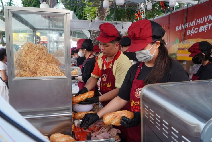 Hình ảnh ùn ùn đi thưởng thức bánh mì tại lễ hội ở trung tâm TPHCM tối 23-4 - 11