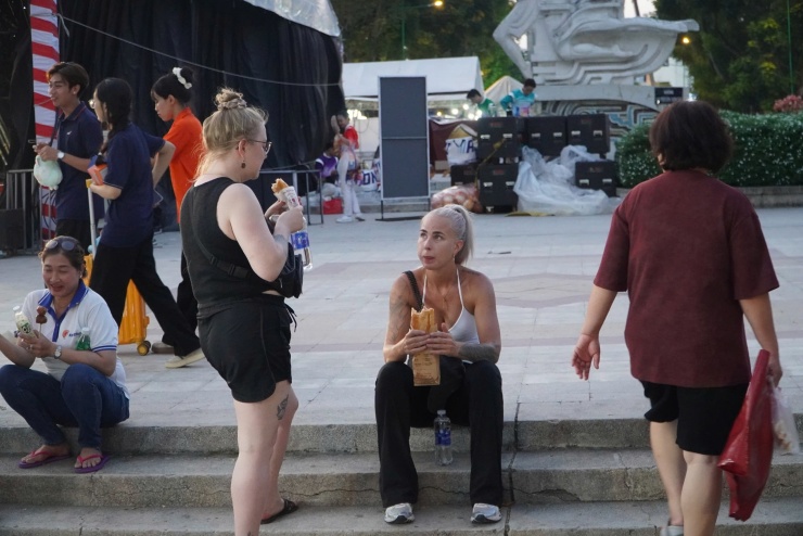 Hình ảnh ùn ùn đi thưởng thức bánh mì tại lễ hội ở trung tâm TPHCM tối 23-4 - 13