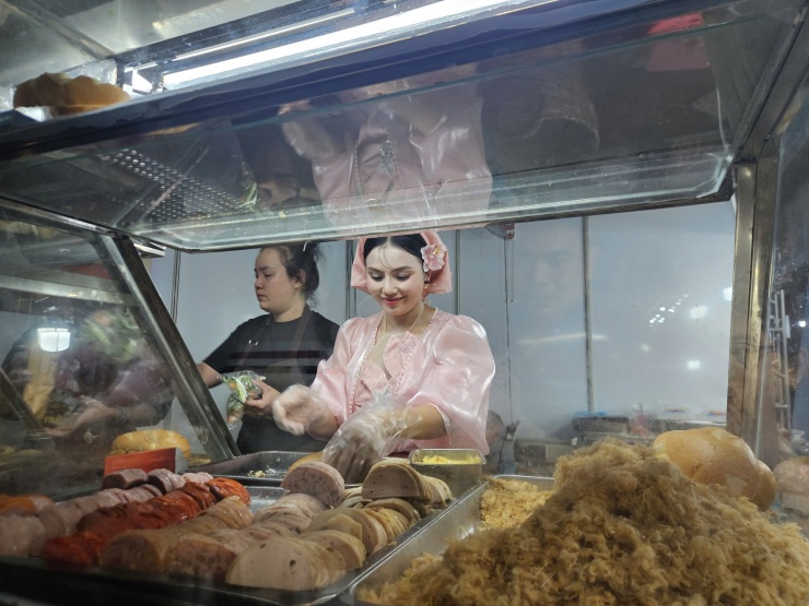 Hình ảnh ùn ùn đi thưởng thức bánh mì tại lễ hội ở trung tâm TPHCM tối 23-4 - 15