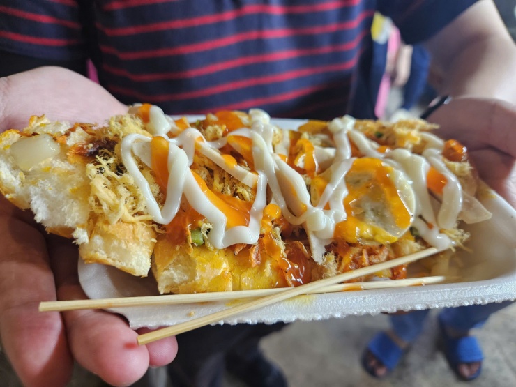 Hình ảnh ùn ùn đi thưởng thức bánh mì tại lễ hội ở trung tâm TPHCM tối 23-4 - 14