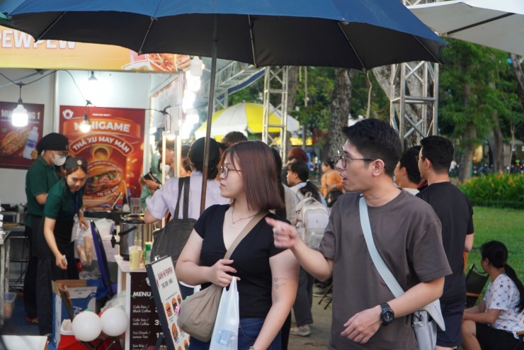 Hình ảnh ùn ùn đi thưởng thức bánh mì tại lễ hội ở trung tâm TPHCM tối 23-4 - 16