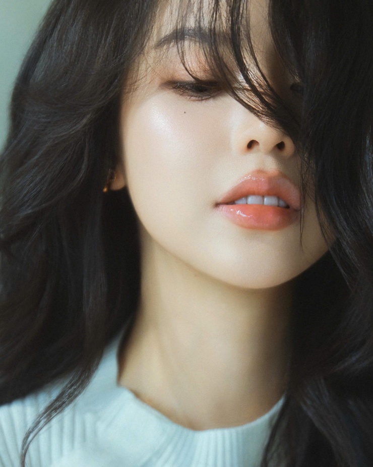 Gần đây, Thanh Thủy gây chú ý khi là một trong những gương mặt trẻ trong đoàn đại biểu thanh niên Việt Nam có mặt trong khuôn khổ chương trình "Hành trình Đỏ nghiên cứu, học tập năm 2026" tại Bắc Kinh (Trung Quốc). Trở về từ hành trình ý nghĩa, mới đây, Thanh Thủy tiếp tục gây chú ý khi tung bộ ảnh mới mang phong cách ngọt ngào, trong trẻo.