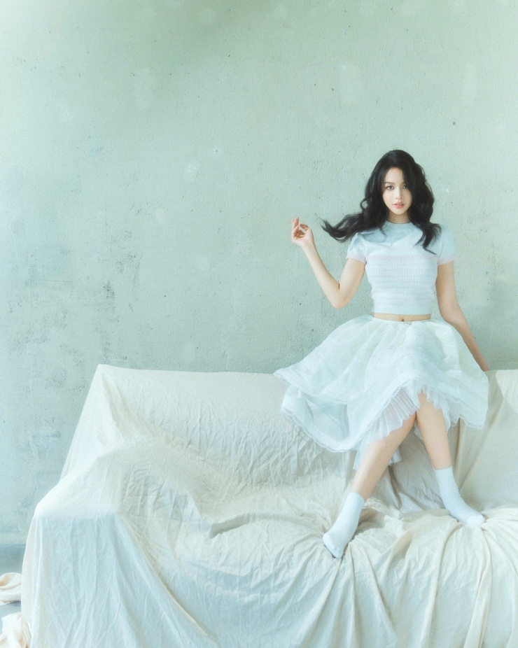 Thanh Thủy lựa chọn áo croptop kết hợp cùng chân váy xoè, tôn lên vóc dáng thanh mảnh và tỷ lệ cơ thể cân đối.