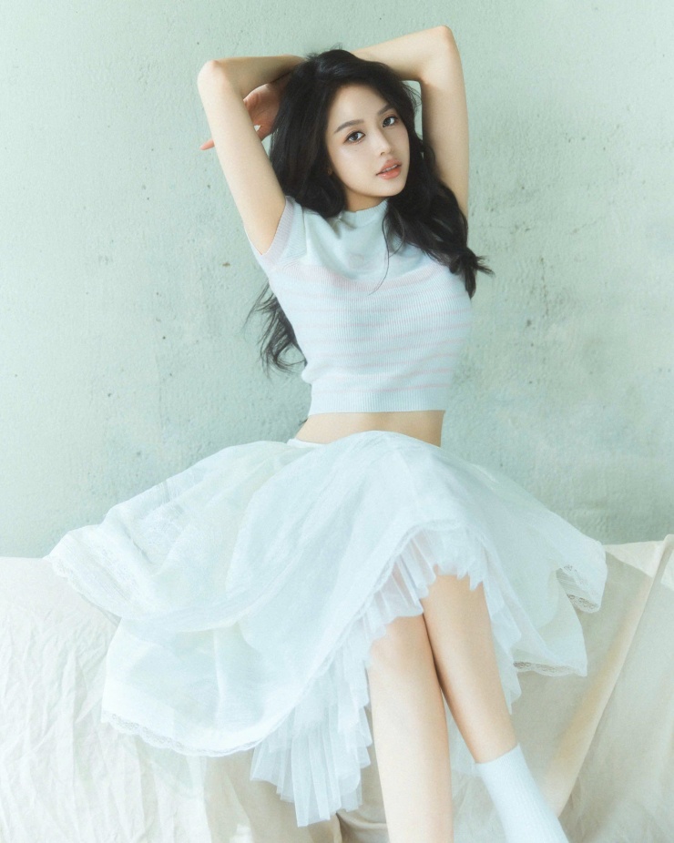 Bộ ảnh lần này không chỉ cho thấy sự tiến bộ trong cách xây dựng hình ảnh của nàng hậu, mà còn khẳng định khả năng biến hóa đa dạng của cô trong thời trang. Từ hình ảnh dịu dàng, nữ tính đến những concept trẻ trung, năng động, Thanh Thủy đều có thể "cân" tốt, tạo nên dấu ấn riêng trong lòng công chúng.