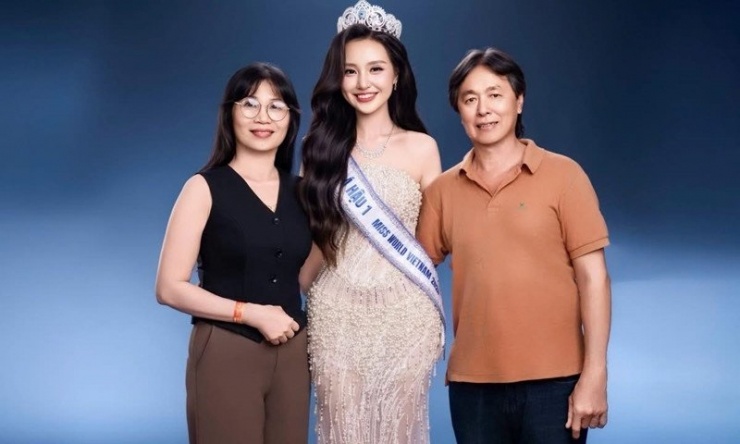 Khánh Như bên cha mẹ.