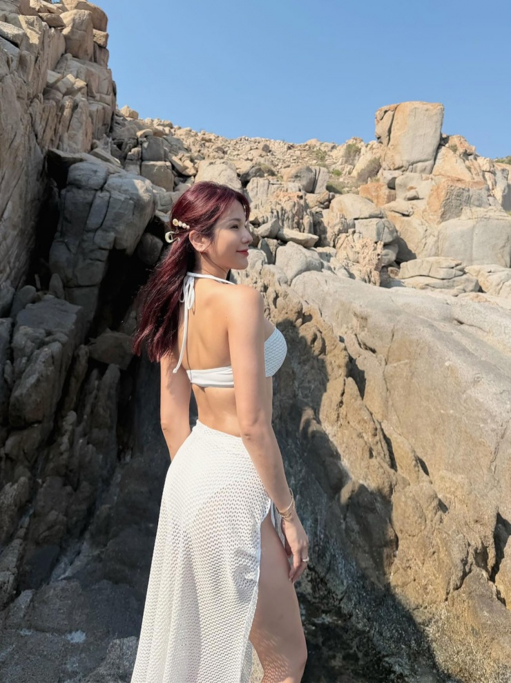 Loạt bikini 'bốc lửa' của Diệp Lâm Anh - 2