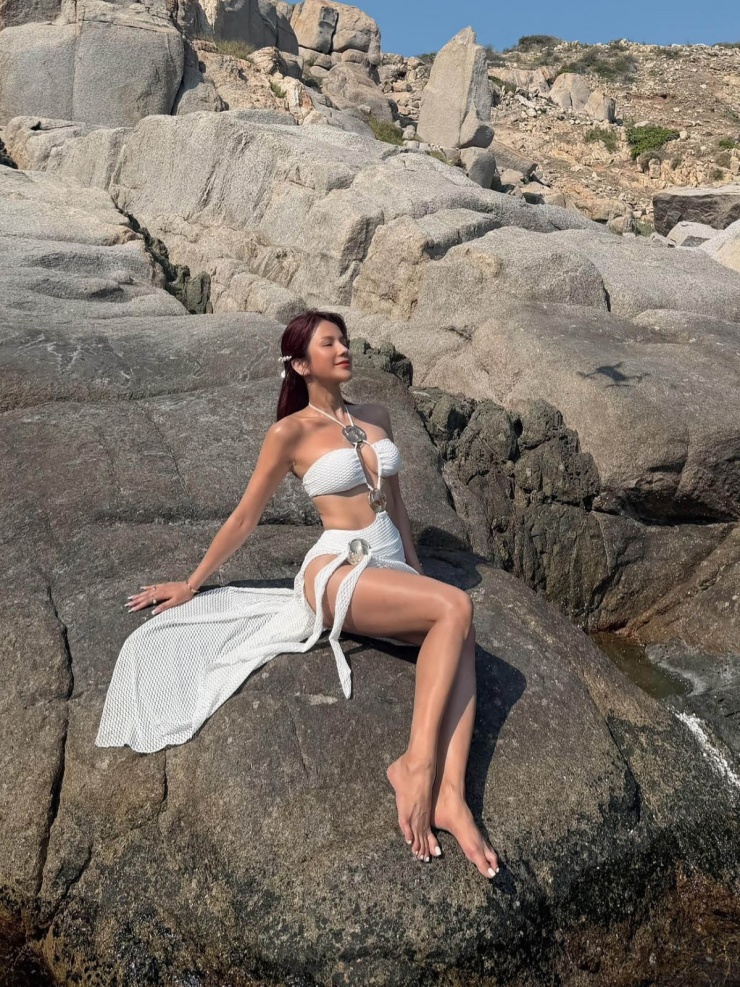 Loạt bikini 'bốc lửa' của Diệp Lâm Anh - 1