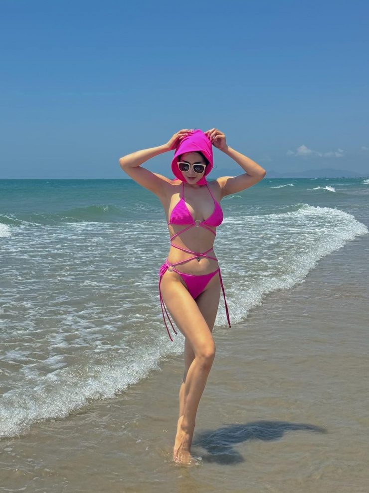 Loạt bikini 'bốc lửa' của Diệp Lâm Anh - 6