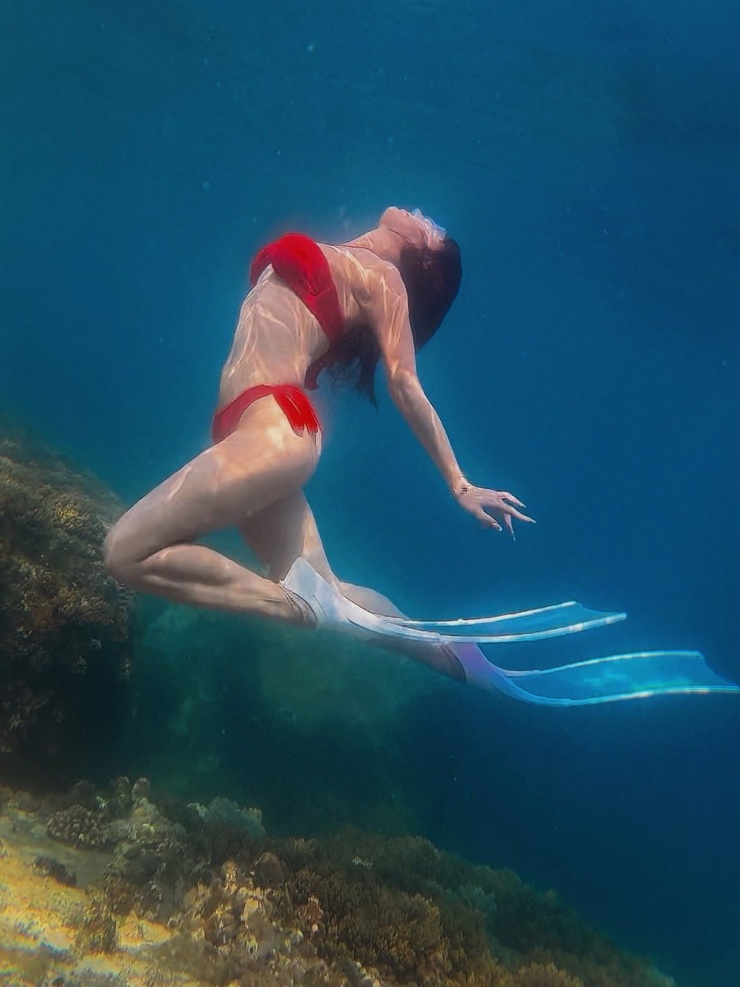 Loạt bikini 'bốc lửa' của Diệp Lâm Anh - 4