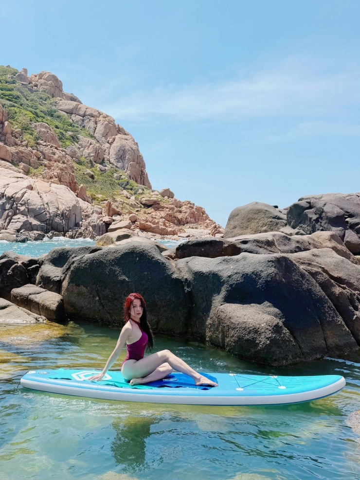 Diệp Lâm Anh tạo dáng hút mắt khi lặn biển