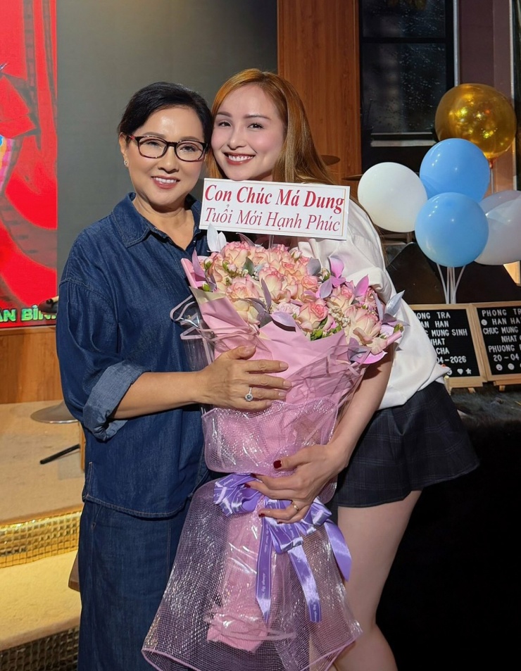 Ảnh sao 24/4: Thảo Trang khoe bạn trai mới - 2