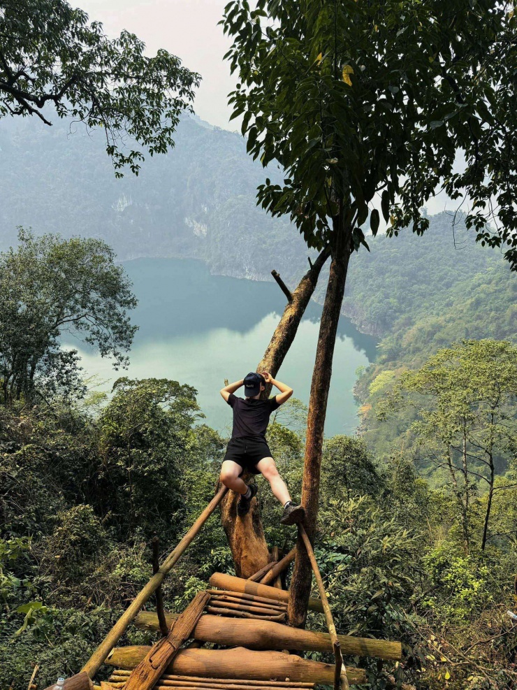 Hồ Mắt Ngọc nhìn từ trên cao, nước hồ xanh biếc soi bóng núi rừng của Hòa Bình (cũ). (Ảnh: Nguyễn Văn Hòa)