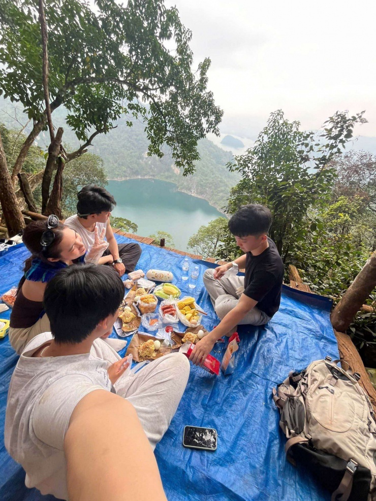 Nhiều bạn trẻ đã không bỏ lỡ chuyến trải nghiệm thú vị tại hồ Mắt Ngọc. (Ảnh: Nguyễn Văn Hòa)