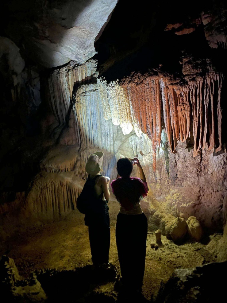 Trải nghiệm tại hồ Mắt Ngọc còn có hoạt động trekking xuyên qua rừng và khám phá hang động Hoa Tiên. (Ảnh: Nguyễn Văn Hòa)