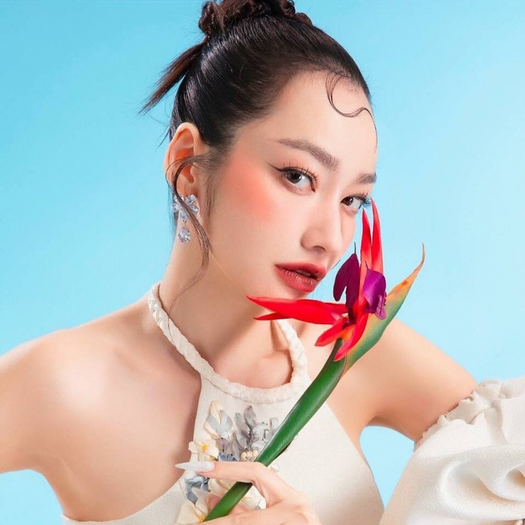 Hình ảnh Trúc Diễm trong các hoạt động giải trí và đời thường.