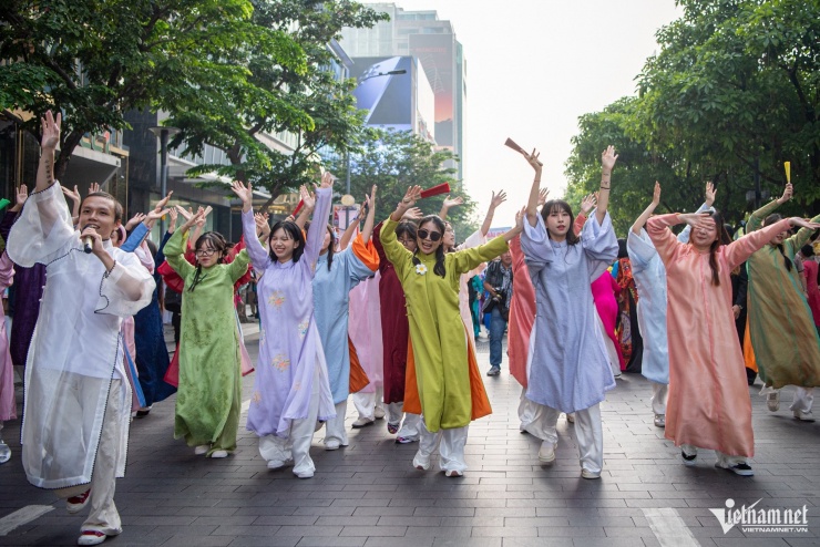 Đồng diễn áo dài tại TPHCM. Ảnh: Tuấn Hùng