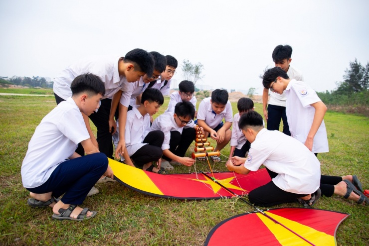 Hàng trăm người thả diều ở vùng ven Hà Nội - 2