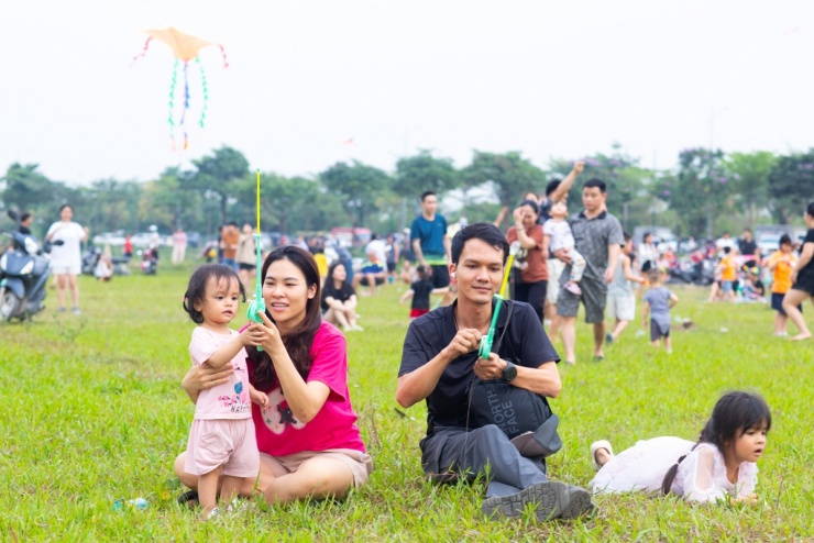 Hàng trăm người thả diều ở vùng ven Hà Nội - 6