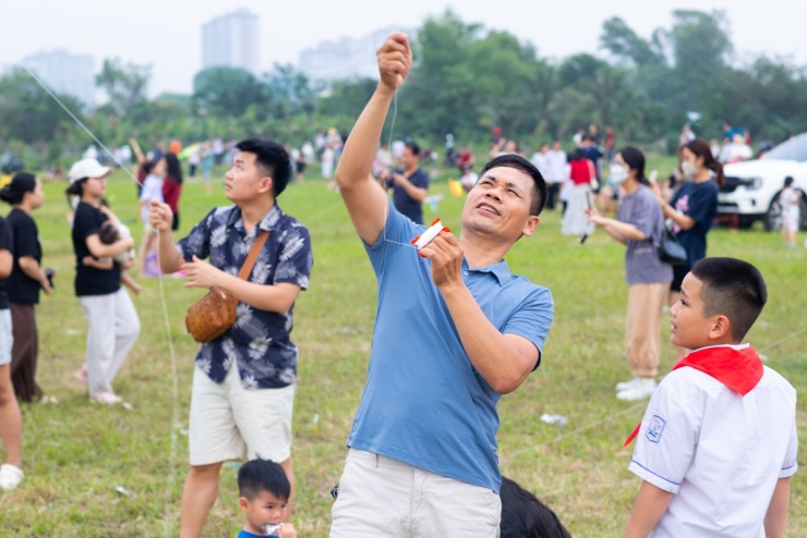 Hàng trăm người thả diều ở vùng ven Hà Nội - 5
