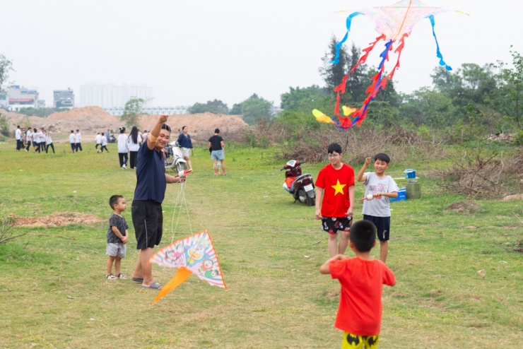 Hàng trăm người thả diều ở vùng ven Hà Nội - 4