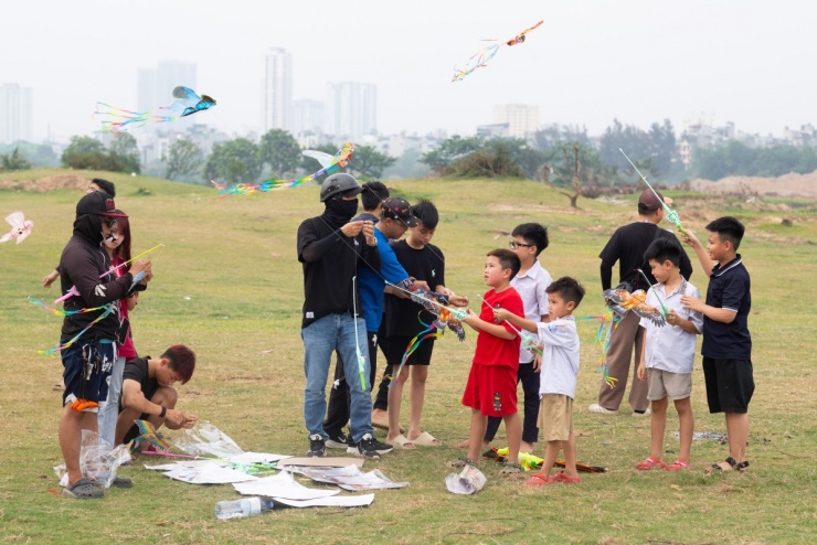Hàng trăm người thả diều ở vùng ven Hà Nội - 10