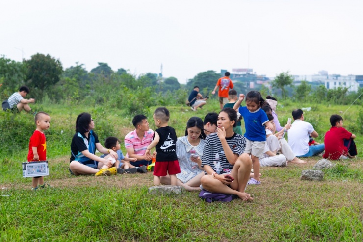 Người Hà Nội thả diều tại bãi đất trống trên đường Văn Khê (gần khu vực vườn đào Kiến Hưng), chiều 22/4.