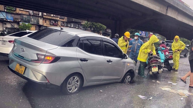 Thêm một xe ô tô bất ngờ sụt hố khi đang lưu thông trên đường ở Hà Nội - 1