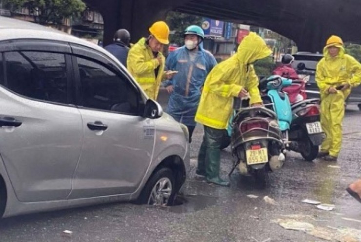 Thêm một xe ô tô bất ngờ sụt hố khi đang lưu thông trên đường ở Hà Nội