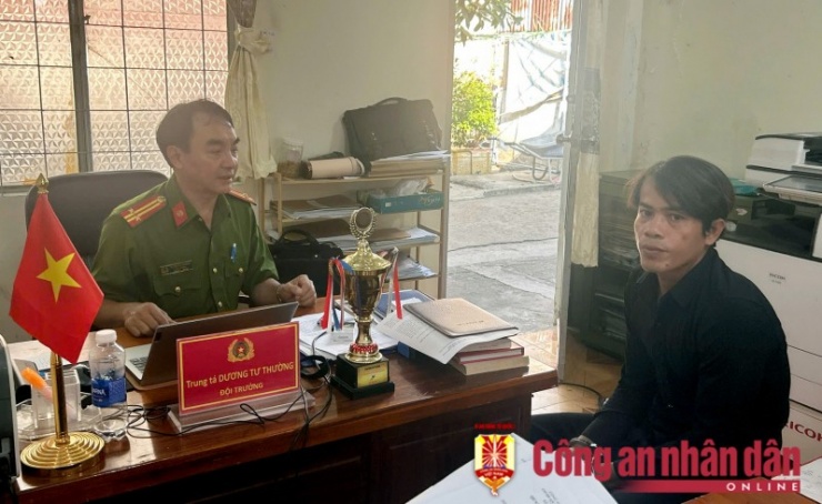 Cán bộ Phòng Cảnh sát hình sự Công an tỉnh An Giang làm việc với đối tượng Danh Thiện - hung thủ gây ra vụ giết người.