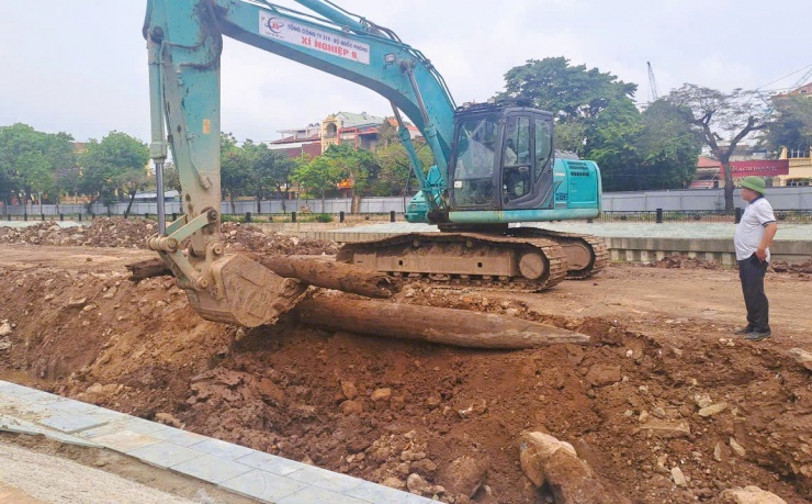 3 cọc gỗ được phát hiện trong quá trình cải tạo bờ sông Vân, phường Hoa Lư, tỉnh Ninh Bình