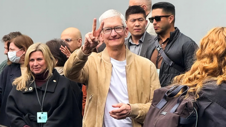 CEO Apple Tim Cook tham dự một sự kiện đặc biệt đánh dấu kỷ niệm 50 năm thành lập Apple tại cửa hàng Apple Taikoo Li Chengdu, ngày 18/3 ở Thành Đô, tỉnh Tứ Xuyên, Trung Quốc. Ảnh: VCG