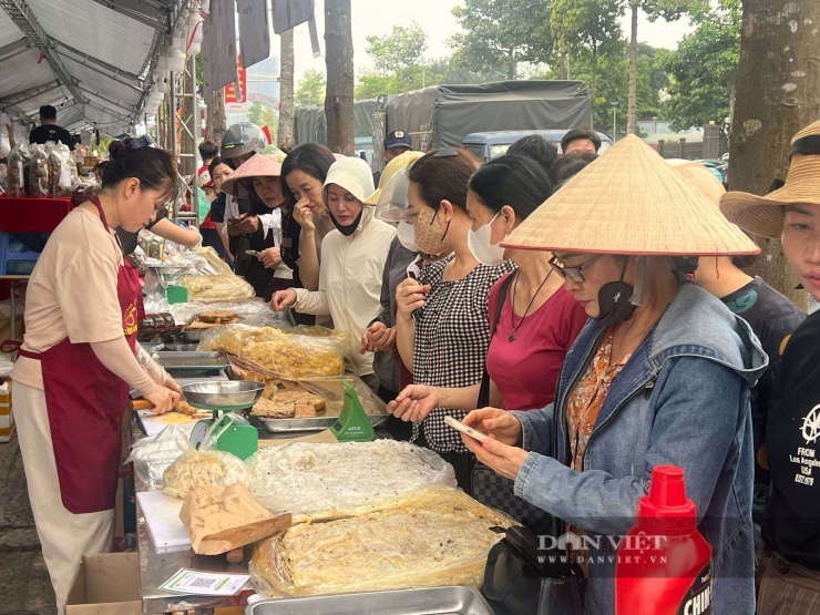 Dòng người ùn ùn đổ về mua sắm tại các gian hàng ẩm thực. Ảnh: Hoan Nguyễn