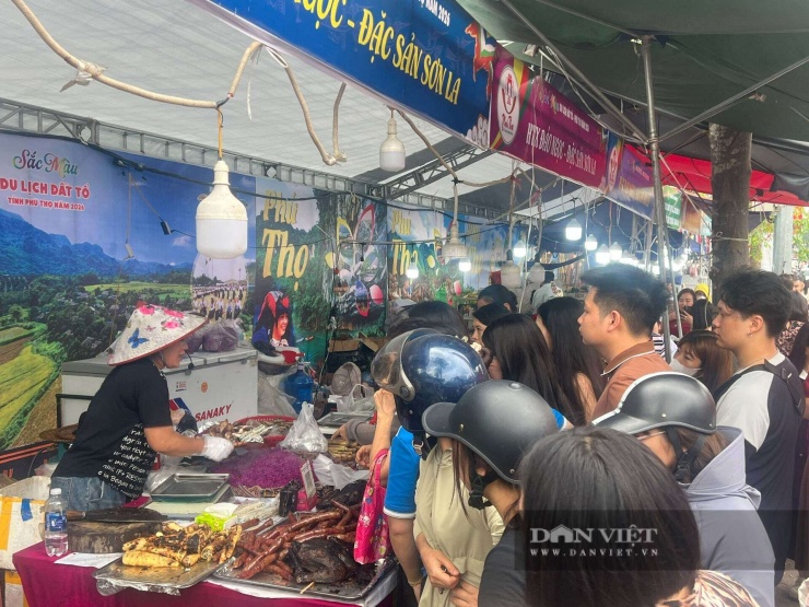 Lễ hội Đền Hùng 2026: Du khách ùn ùn đổ về, loạt món “hot hit” cháy hàng ngay lúc này - 1