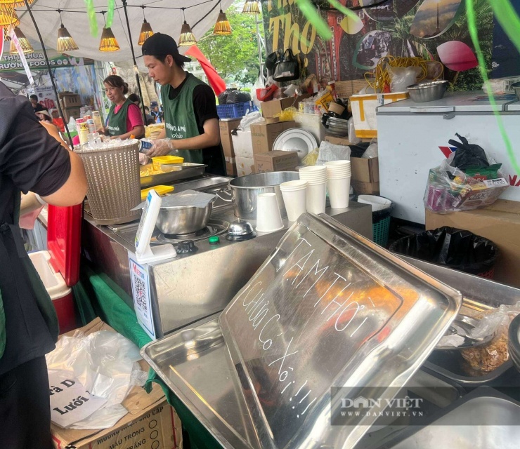 Biển “tạm hết hàng” được treo vội khi lượng khách tăng đột biến. Ảnh: Hoan Nguyễn