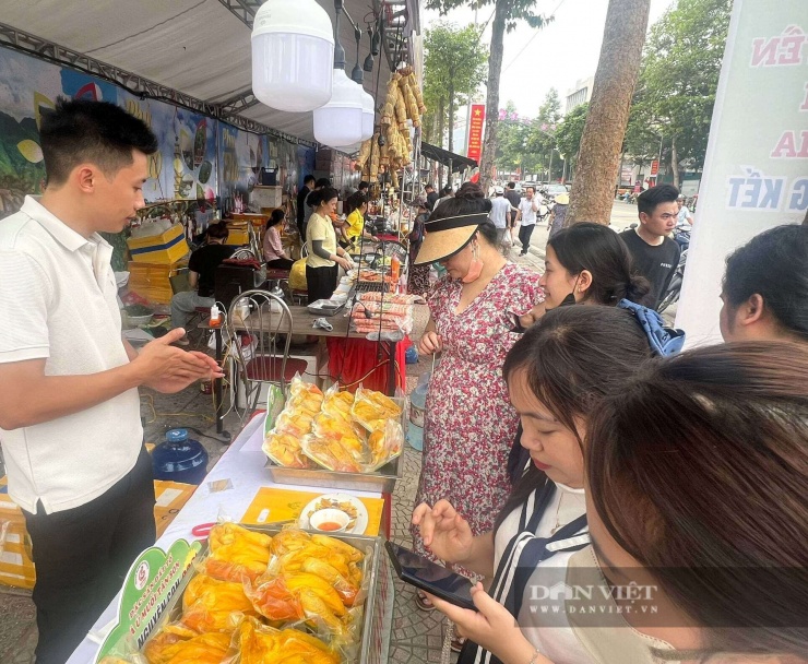 Lễ hội Đền Hùng 2026: Du khách ùn ùn đổ về, loạt món “hot hit” cháy hàng ngay lúc này - 5