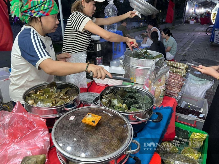 Lễ hội Đền Hùng 2026: Du khách ùn ùn đổ về, loạt món “hot hit” cháy hàng ngay lúc này - 7