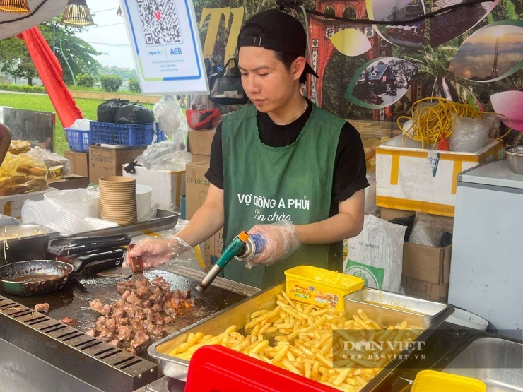 Phố ẩm thực đang bước vào cao điểm sôi động nhất mùa Giỗ Tổ năm nay. Ảnh: Hoan Nguyễn