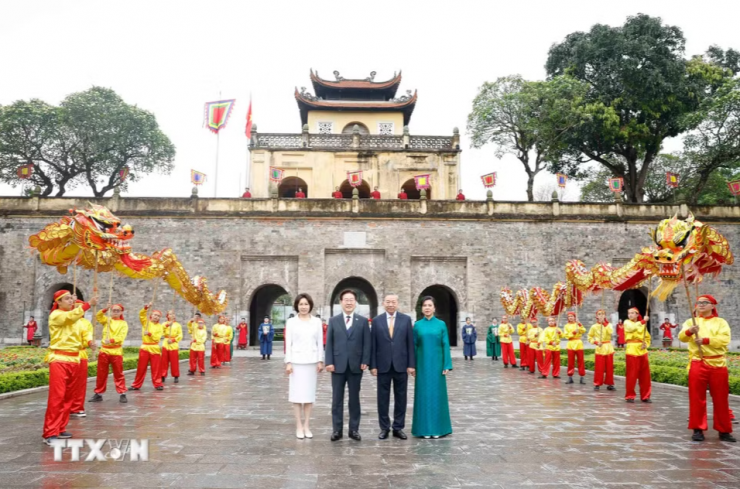 Tổng Bí thư, Chủ tịch nước Tô Lâm và Phu nhân Ngô Phương Ly cùng Tổng thống Hàn Quốc Lee Jae Myung và Phu nhân Kim Hye Kyung chụp ảnh chung trước Cổng thành Đoan Môn. Ảnh: TTXVN