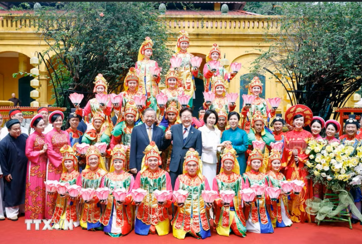 Tổng Bí thư, Chủ tịch nước Tô Lâm và Phu nhân Ngô Phương Ly cùng Tổng thống Hàn Quốc Lee Jae Myung và Phu nhân Kim Hye Kyung chụp ảnh chung với các nghệ sĩ biểu diễn nghệ thuật chào mừng. Ảnh: TTXVN