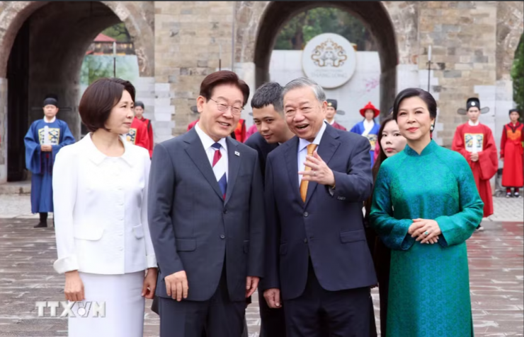 Tổng Bí thư, Chủ tịch nước Tô Lâm và Phu nhân Ngô Phương Ly cùng Tổng thống Hàn Quốc Lee Jae Myung và Phu nhân Kim Hye Kyung tại Hoàng Thành Thăng Long. Ảnh: TTXVN